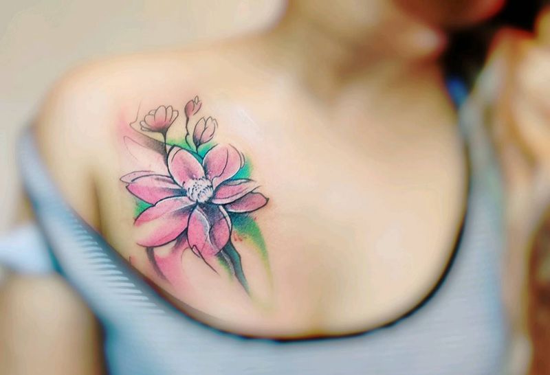 荷花纹身图片_颈部纹身图案