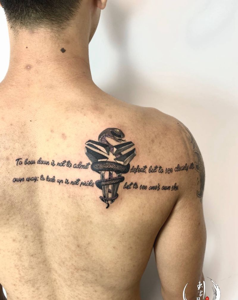 黑曼巴纹身图片_肩部背部欧美写实纹身图案