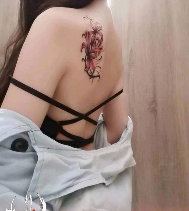 彼岸花纹身图片_背部肩部水彩纹身图案