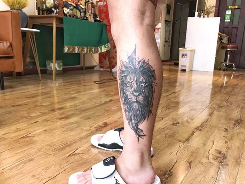 狮子纹身图片_腿部点刺纹身图案