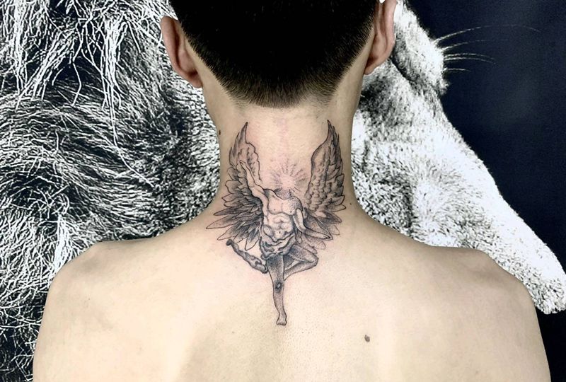 天使纹身图片_颈部欧美写实天使纹身图案