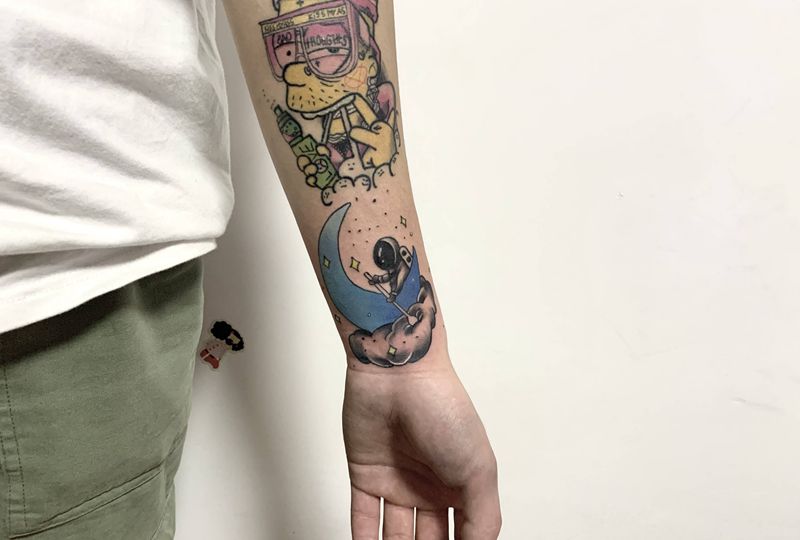 老黄人纹身图片_手臂New School纹身图案