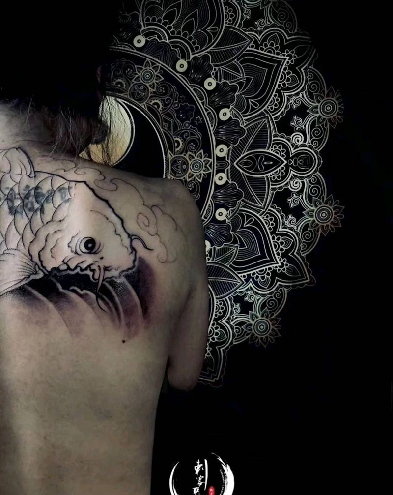 新传统鱼遮盖纹身图片_背部新传统纹身图案