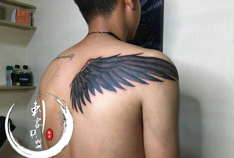 单翅膀纹身图片_背部点刺纹身图案