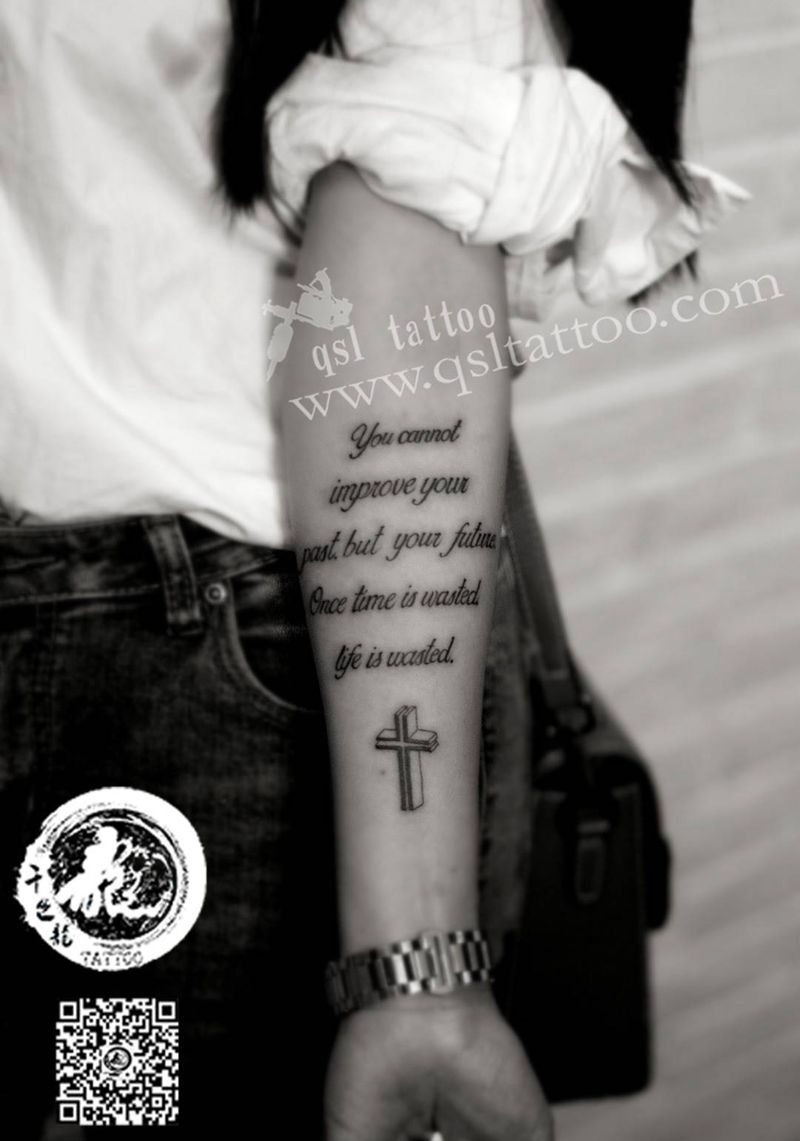 小臂内侧 十字架英文纹身图片