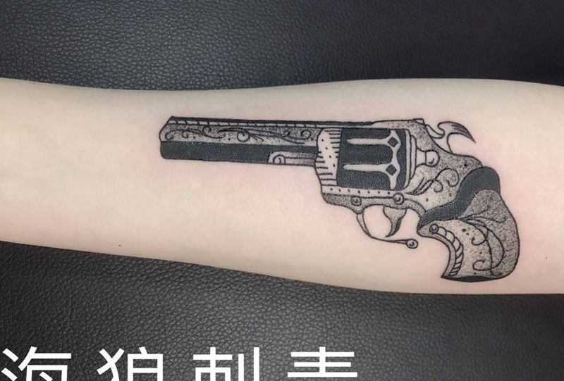 手枪纹身图片