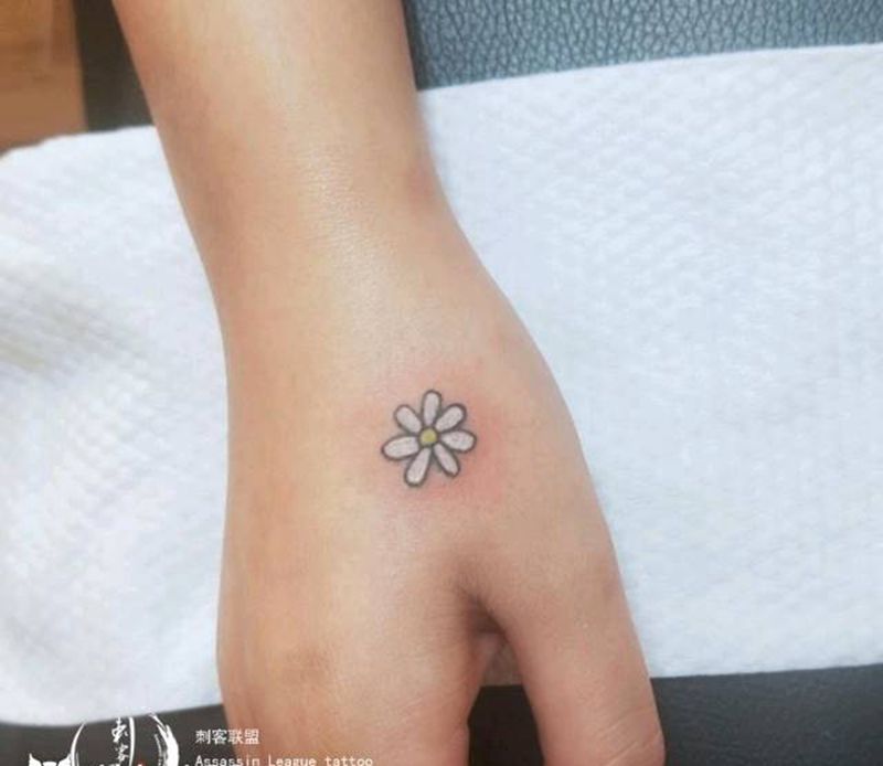 小雏菊纹身图片_手部小清新纹身图案