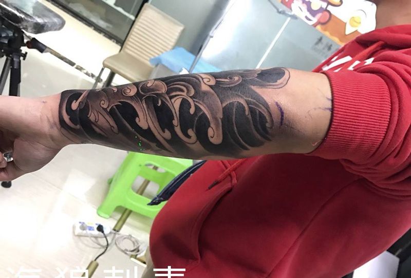 浪臂纹身图片