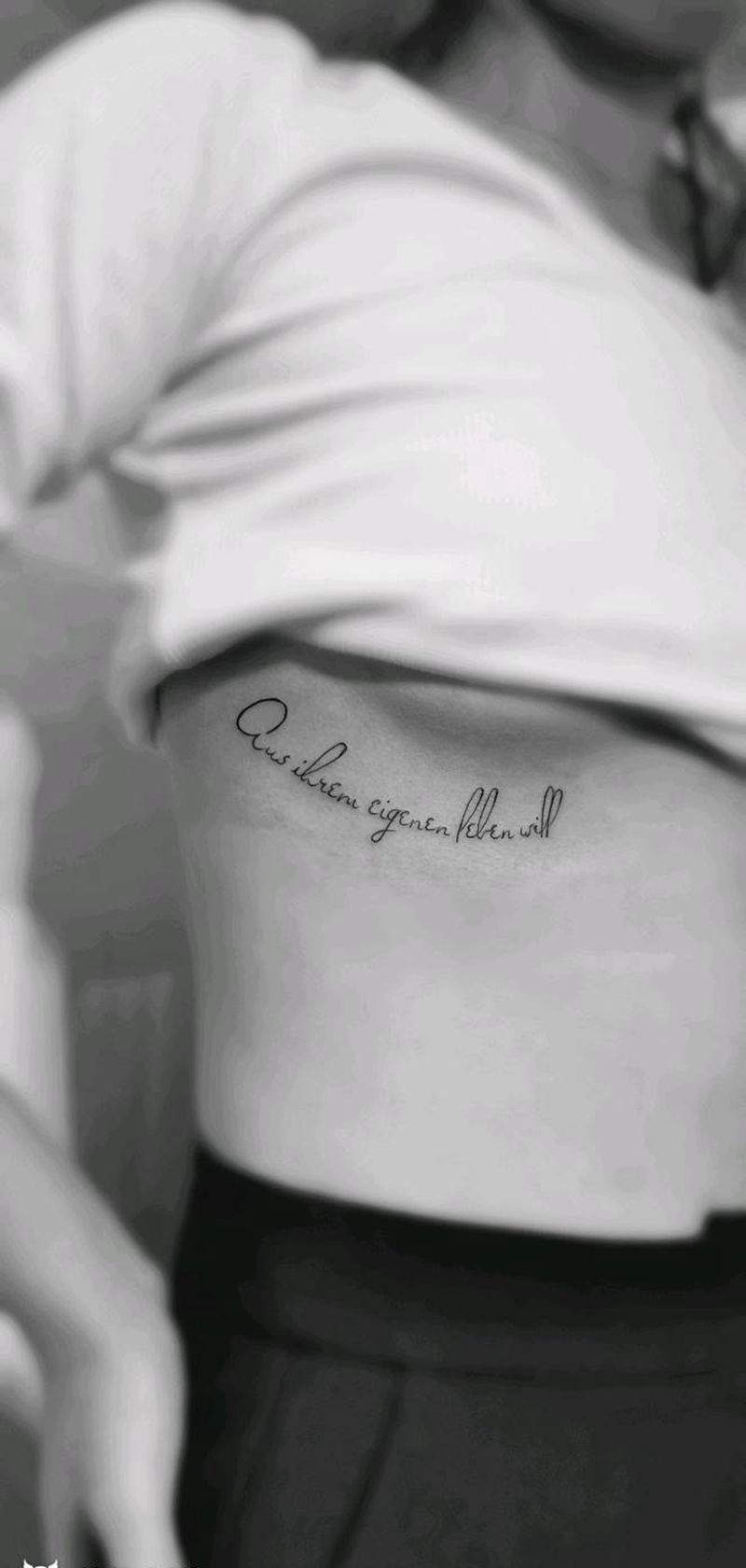 小秘密纹身图片_胸部纹身图案