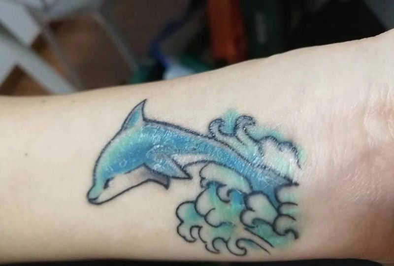 小海豚遮盖伤疤。纹身图片