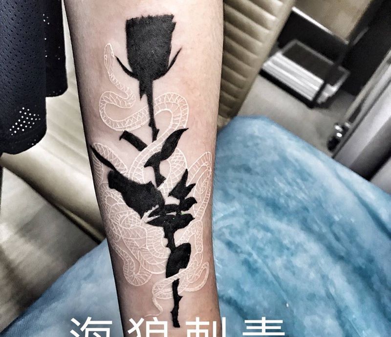 蛇宇玫瑰纹身图片