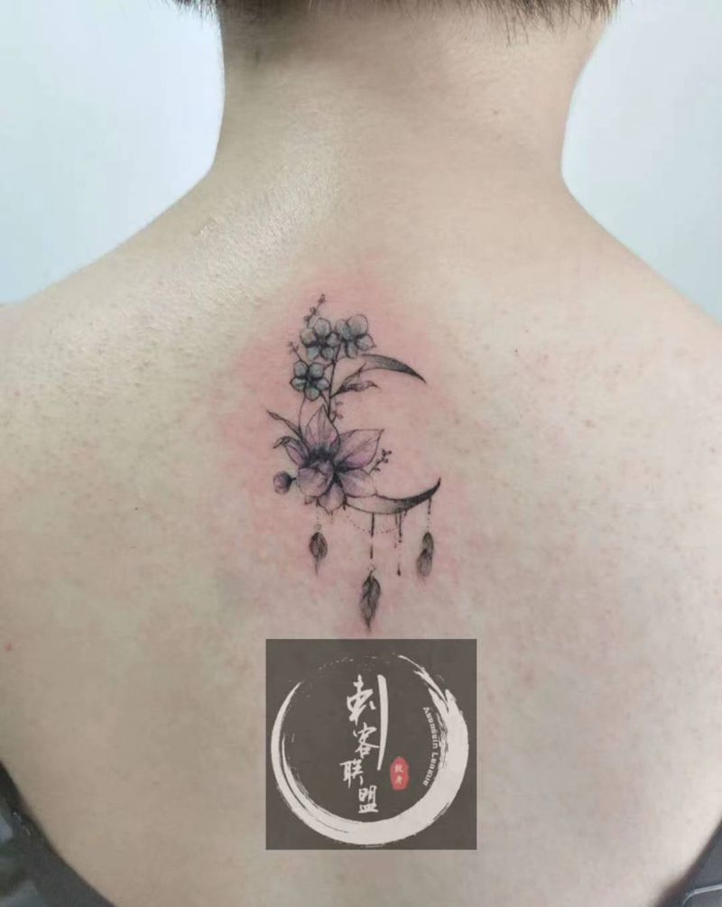 素花挂月纹身图片_背部素花纹身图案