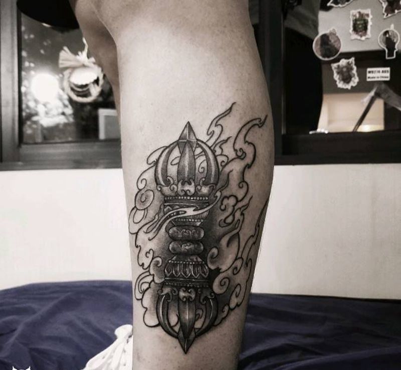 降魔杵纹身图片_腿部老传统纹身图案