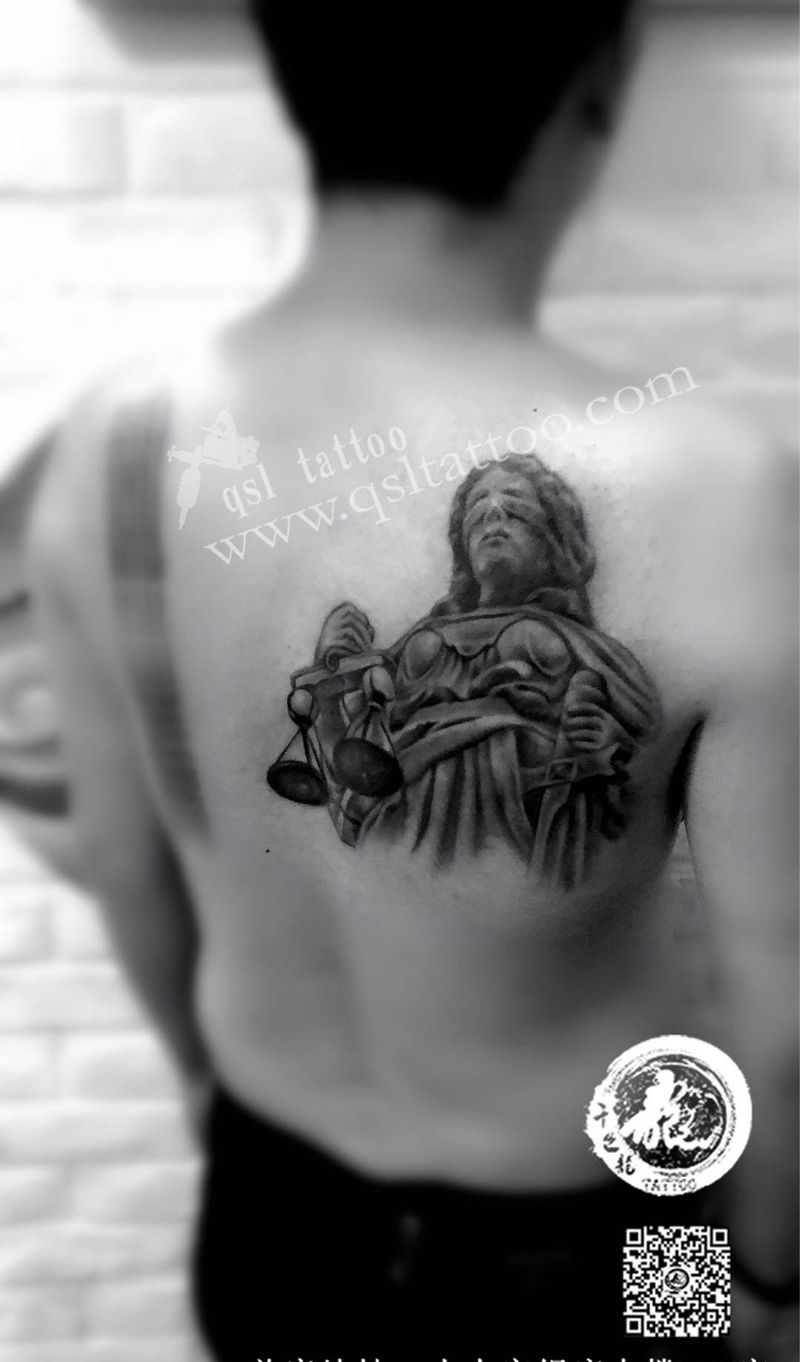 肩胛骨 欧美人物纹身图片