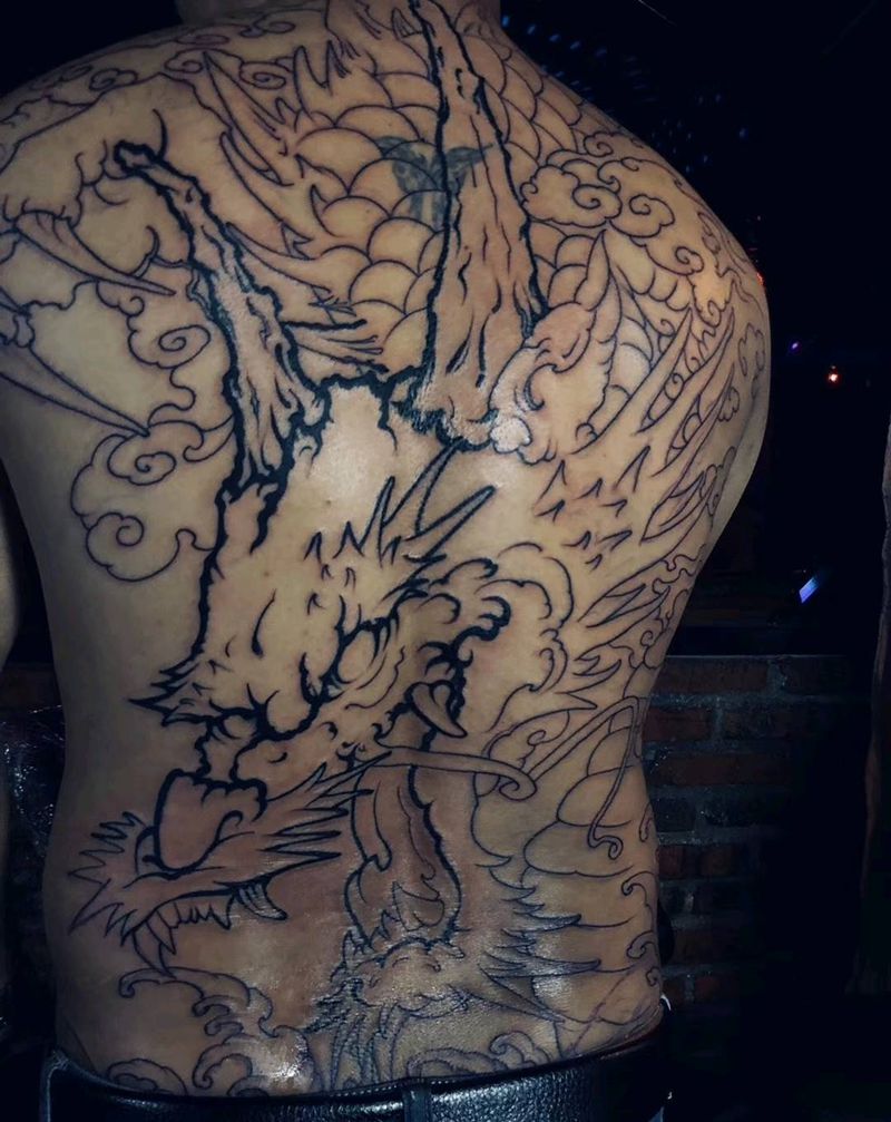 新传统满背龙纹身图片_背部新传统纹身图案