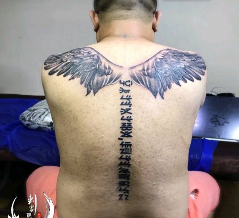 梦想之翼纹身图片_背部欧美写实纹身图案