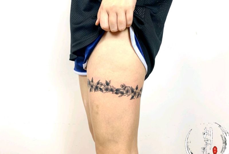 大腿花环纹身图片_腿部植物纹身图案