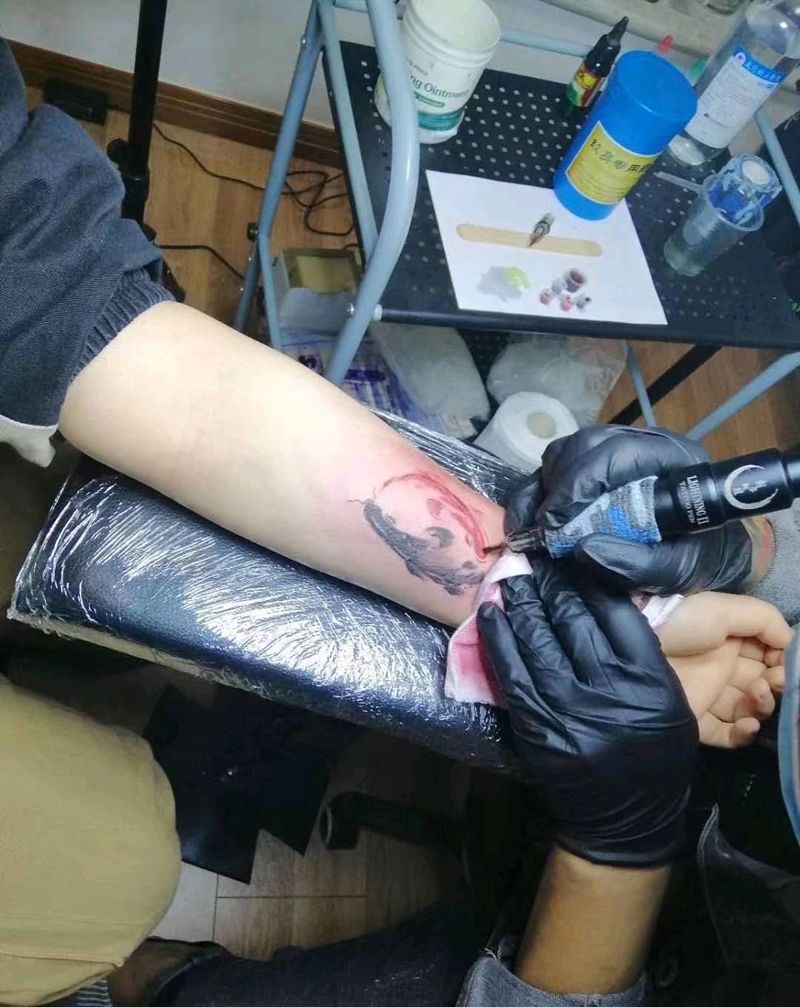 阴阳鱼纹身图片_手部水墨纹身图案