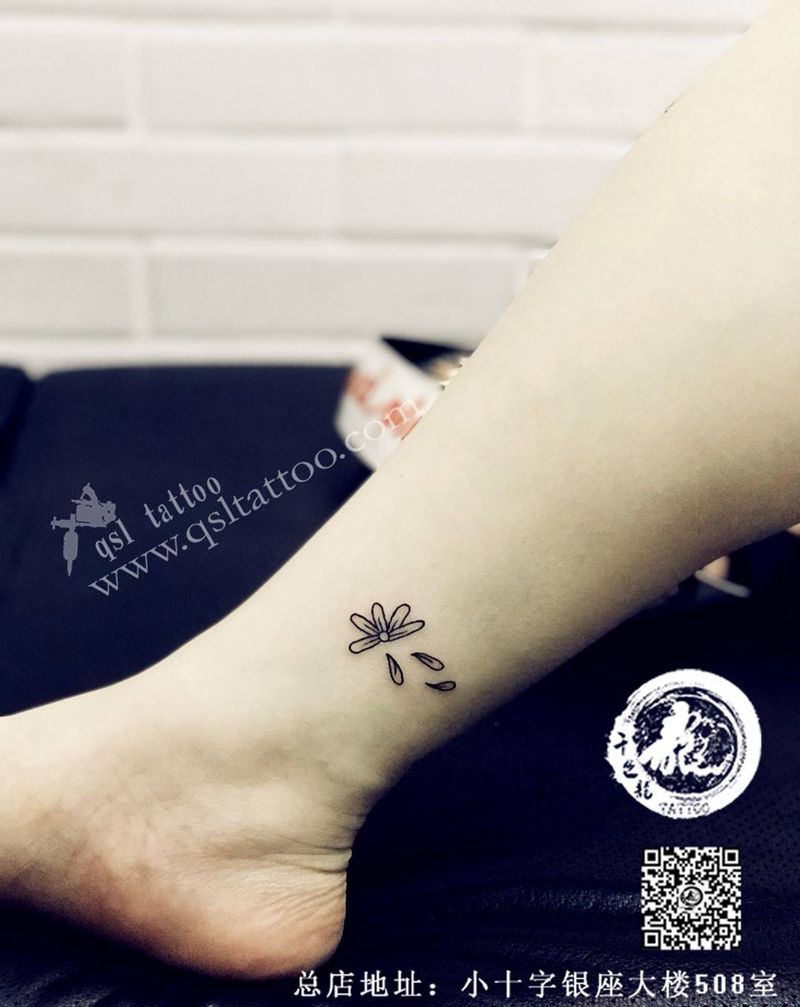 脚踝 小花瓣纹身图片