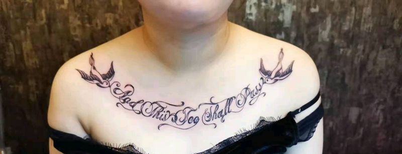 花胸纹身图片_胸部纹身图案