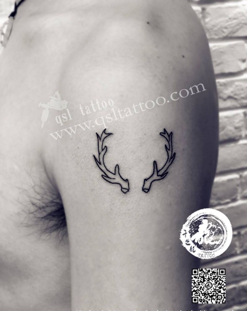 大臂外侧 鹿角纹身图片