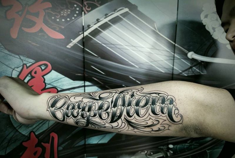 花体英文纹身图片_手部纹身图案