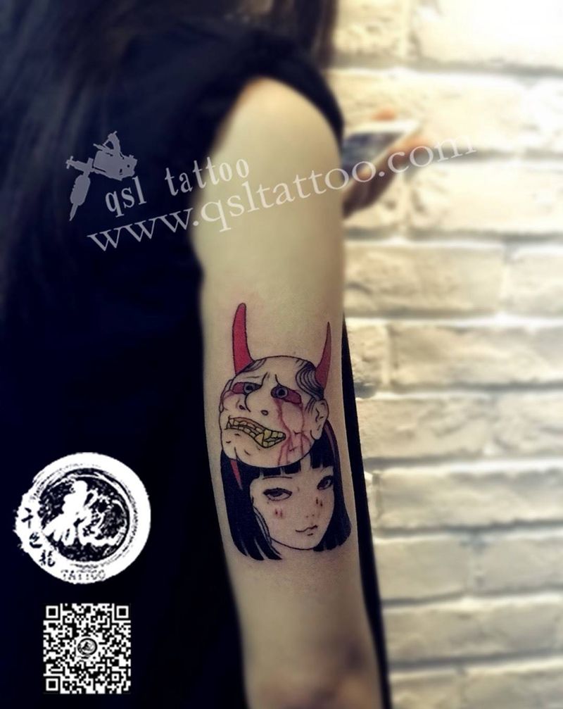 大臂外侧 面具女孩纹身图片