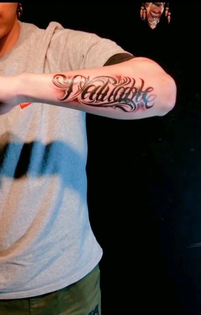 花体字纹身图片_手臂花体字纹身图案