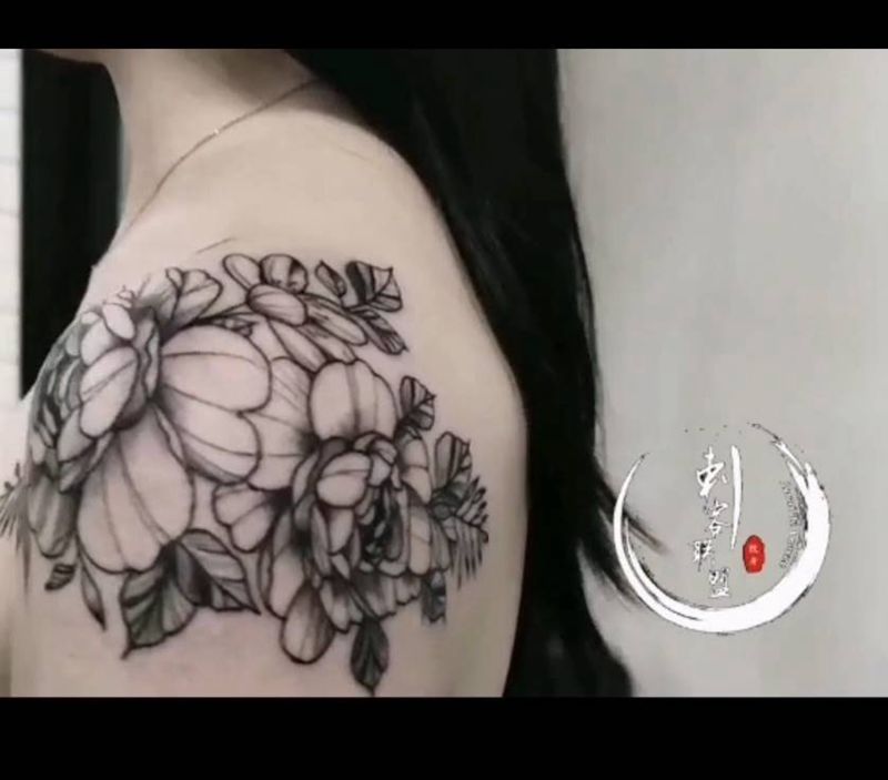 素花纹身图片_肩部点刺纹身图案