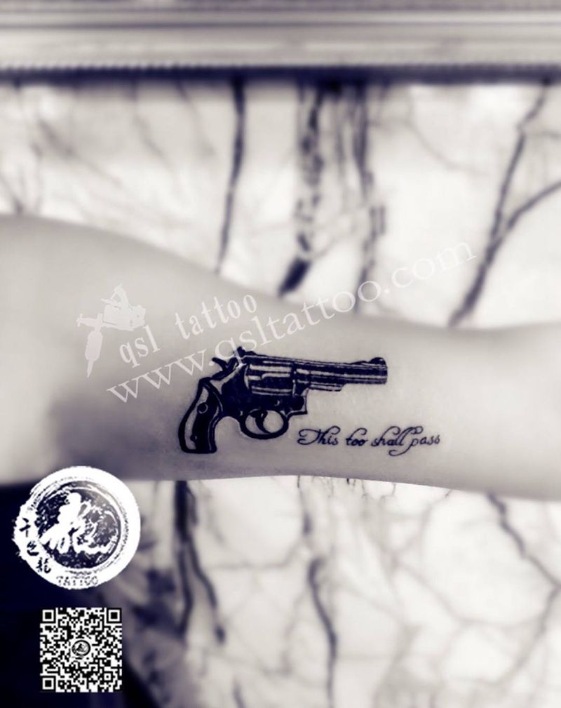 大臂内侧 小手枪纹身图片