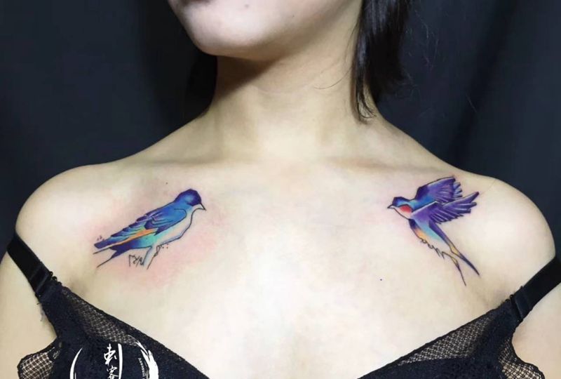 鸟纹身图片_胸部动物纹身图案