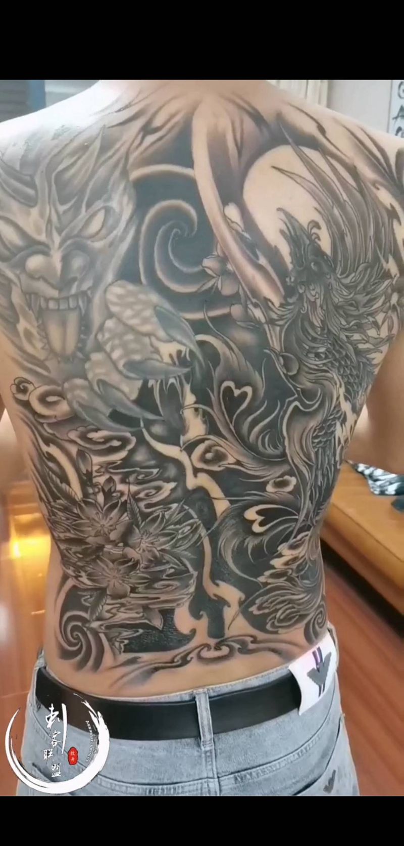 凤凰纹身图片_背部老传统遮盖纹身图案