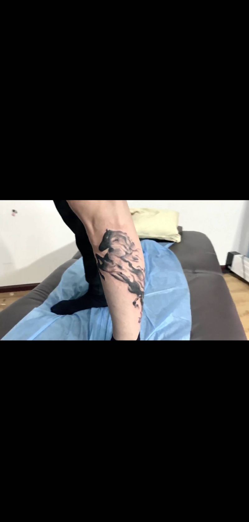 抽象马纹身图片_腿部水墨纹身图案