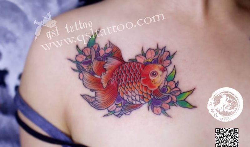 胸口 小金鱼纹身图片