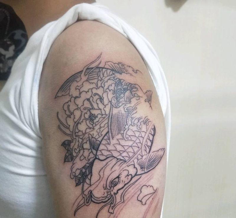 鱼纹身图片_手臂新传统纹身图案