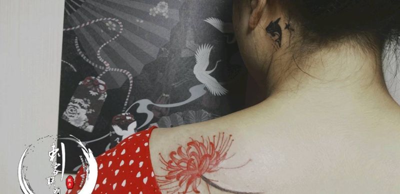 彼岸花纹身图片_肩部植物纹身图案