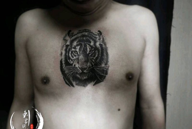 虎头纹身图片_胸部动物纹身图案