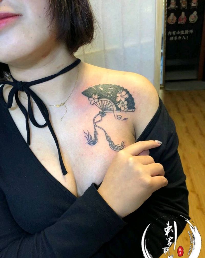 小扇子纹身图片_胸部日式传统纹身图案