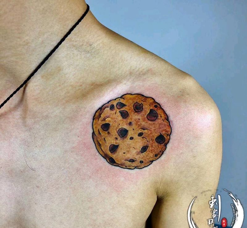 曲奇饼干纹身图片_胸部Old School另类纹身图案