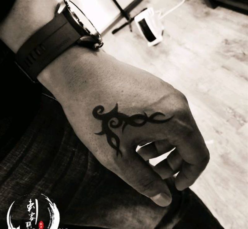 虎口图腾纹身图片_手部纹身图案