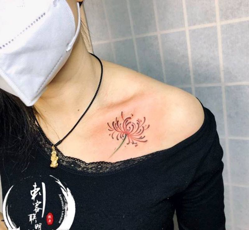 锁骨彼岸花纹身图片_胸部肩部纹身图案