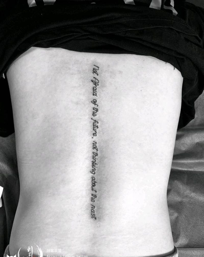 字体纹身图片_背部英文字体纹身图案
