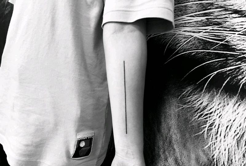 小直线（死亡射线）纹身图片_手臂几何纹身图案