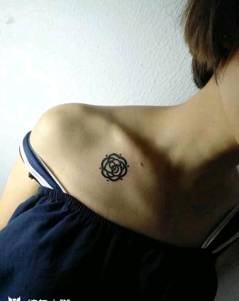 胸花纹身图片_胸部小传统纹身图案