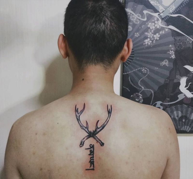 鹿角刀架纹身图片_背部老传统纹身图案