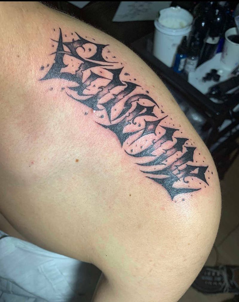 花体纹身图片_肩部腿部花体字纹身图案