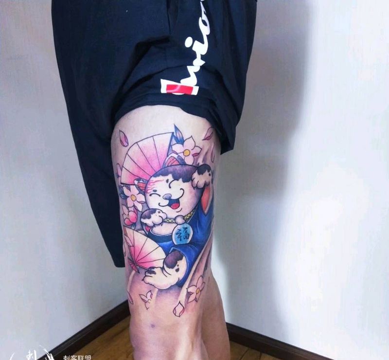 招财纳福吉祥猫纹身图片_腿部卡通纹身图案
