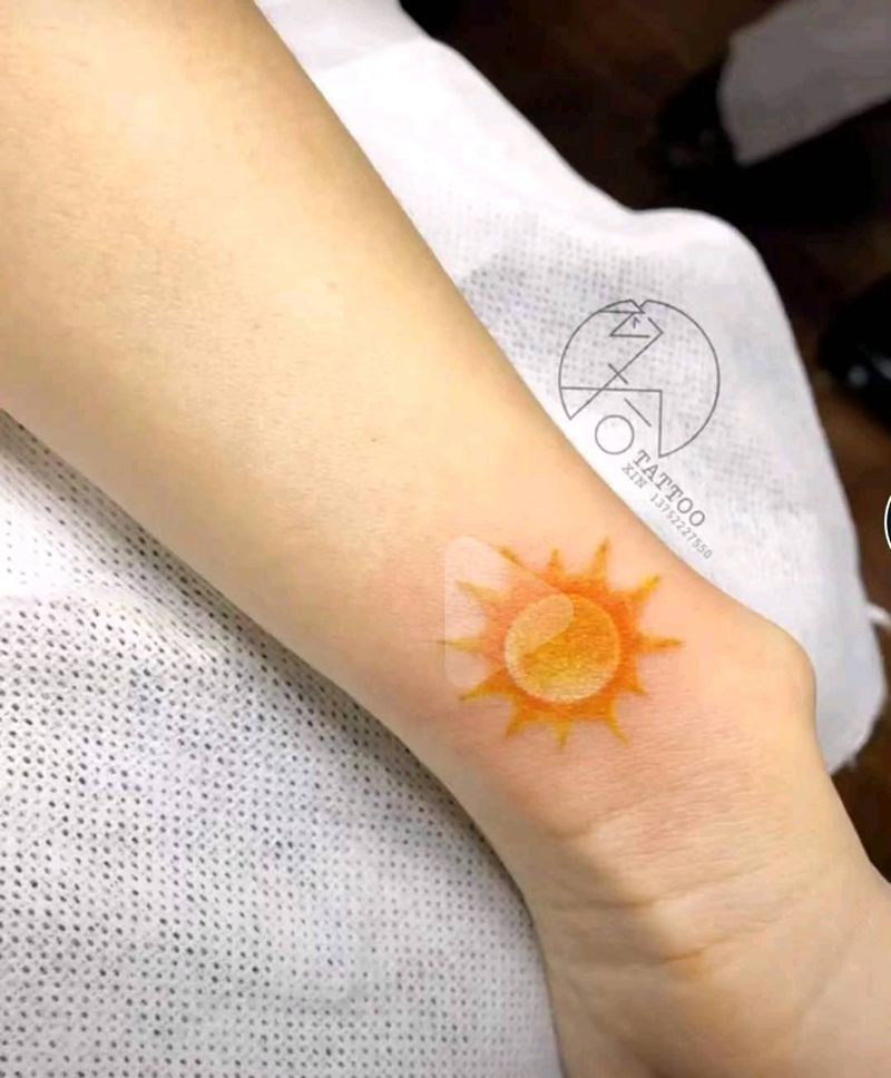 小太阳纹身图片_脚部New School纹身图案