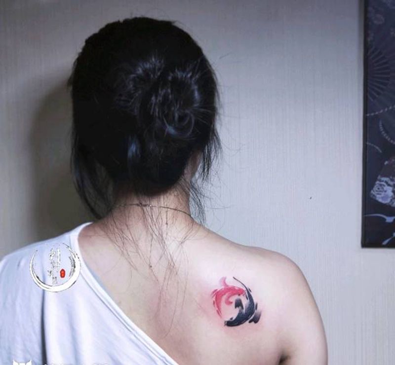 太极鱼纹身图片_背部水墨鱼纹身图案