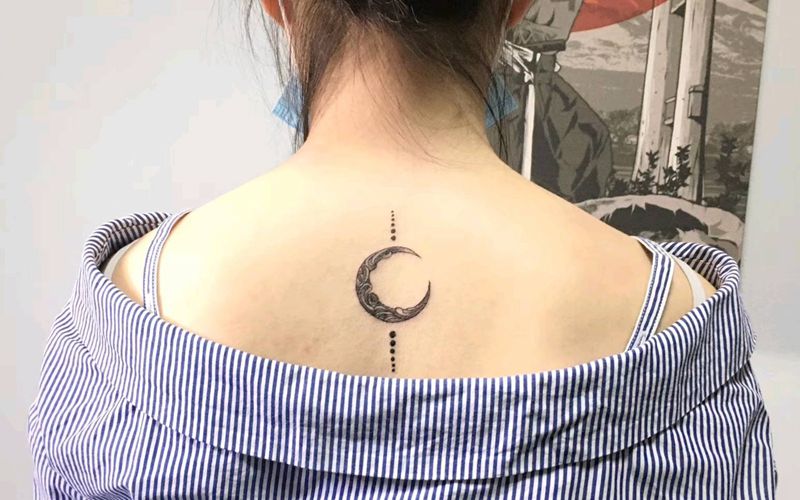 月亮纹身图片_背部点刺纹身图案